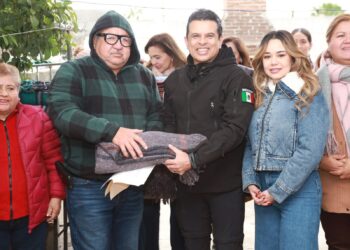 Brindan Lalo y Lucy asistencia a familias por frío