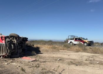 En Tula: Vuelca con tractocamión y huye del lugar