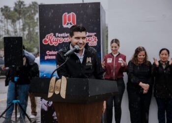 Colocan primera pieza del mural de Rigo Tovar en Matamoros