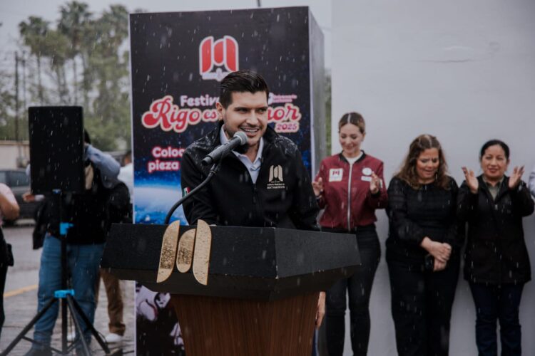 Colocan primera pieza del mural de Rigo Tovar en Matamoros