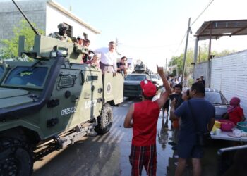 «No están solos»: Recorre Américo colonias de Reynosa afectadas por las lluvias