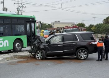 Enchalecados chocan Camioneta de Lujo contra Unidad de TransMetro en Guadalupe