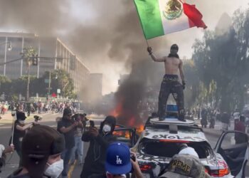 En California: Migrantes Queman Carros en Protesta tras Redadas del ICE
