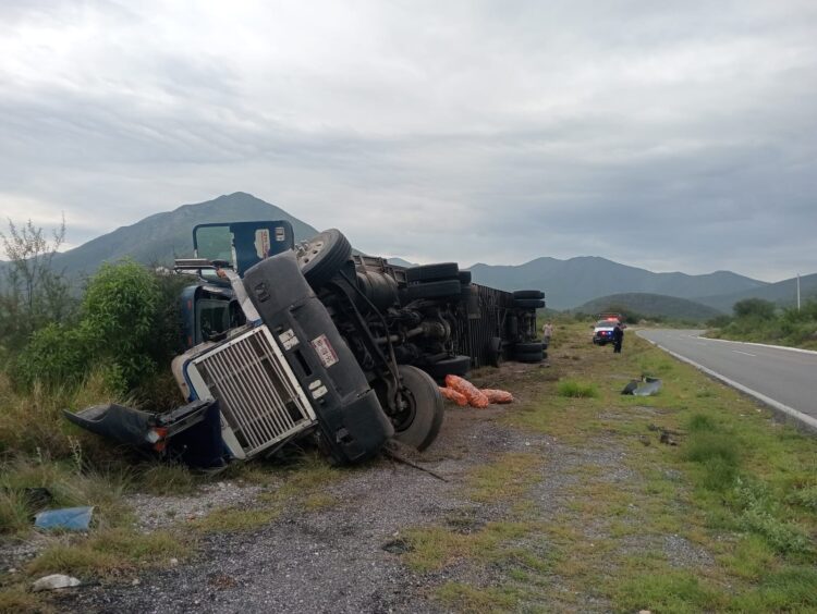 En Jaumave: Vuelca camión cargado de zanahorias