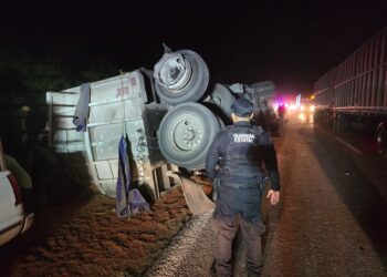 En Padilla: Vuelca Remolque con Sorgo, circulación parcialmente suspendida