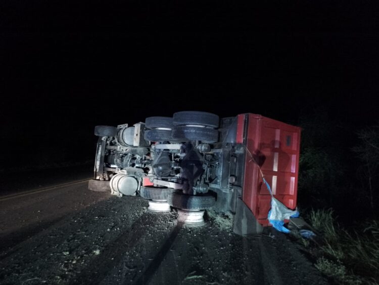 En Padilla: Dos lesionados tras volcadura en carretera Federal 101