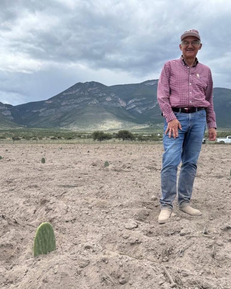 Américo Villarreal pasó el fin de semana en Miquihuana sembrando nopal