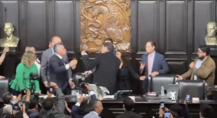 Cierra Comisión Permanente en medio de trifulca entre Gerardo Fernández Noroña y Alejandro Moreno