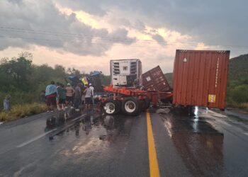 En Jaumave: Choque de titanes deja un lesionado y cerrada la carretera