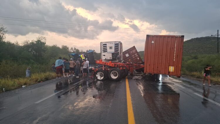 En Jaumave: Choque de titanes deja un lesionado y cerrada la carretera