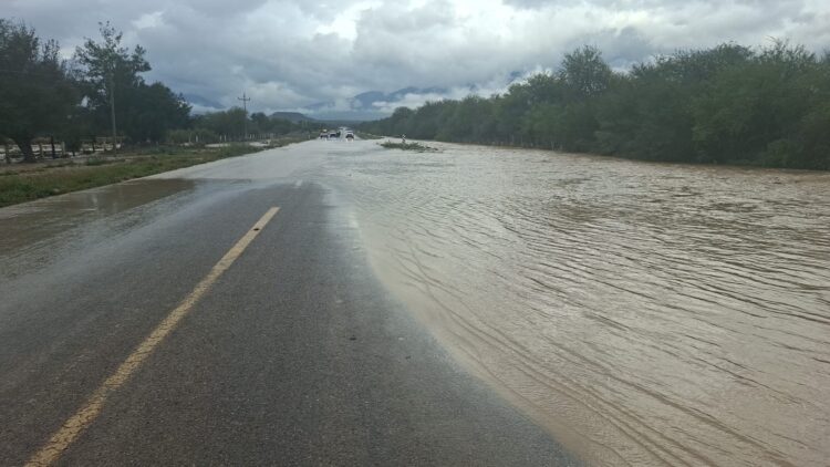 En Tula: Suspenden circulación en la Carretera Federal 101 por desbordamiento de arroyo
