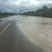 En Tula: Suspenden circulación en la Carretera Federal 101 por desbordamiento de arroyo