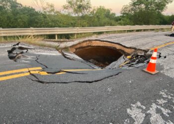 Enorme Socavón en Carretera a Soto La Marina obliga a cerrar circulación