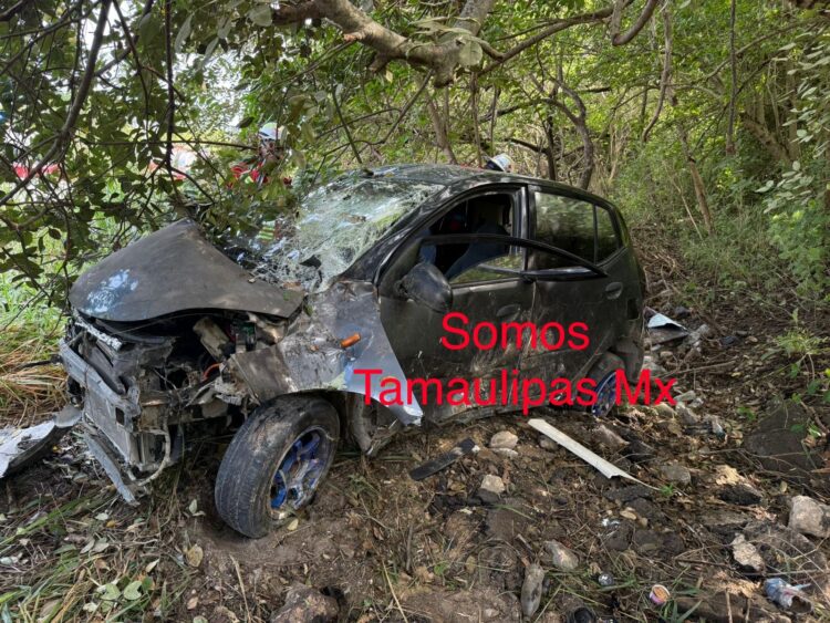 En Altamira: Tres adultos y una niña resultan heridos tras choque y volcadura entre auto y motocicleta