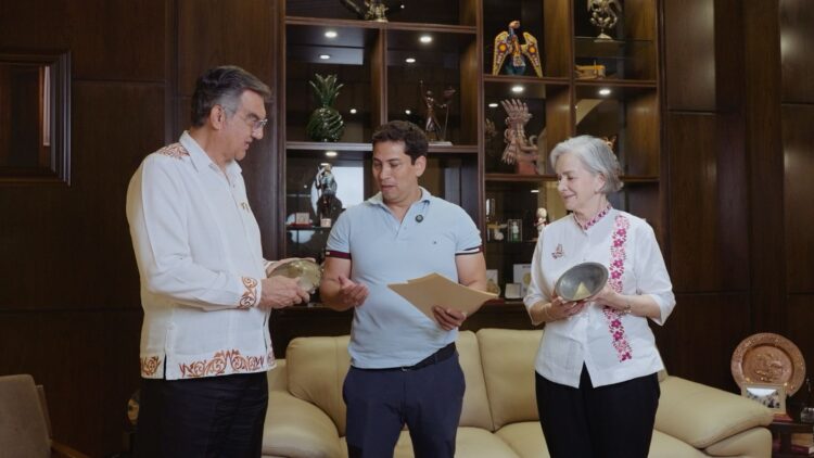 Reciben Américo y María piezas bendecidas por el Vaticano para la Virgen monumental de El Chorrito
