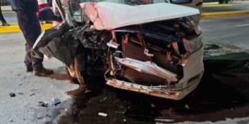 En Tampico: Dormitada casi les cuesta la vida al estrellar su camioneta