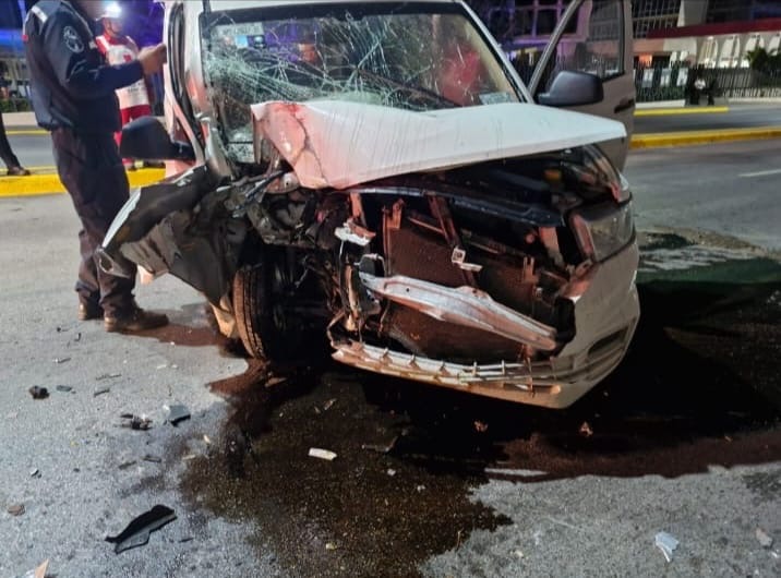 En Tampico: Dormitada casi les cuesta la vida al estrellar su camioneta
