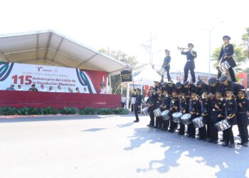 Desfilan miles de jóvenes en el 115 aniversario de la Revolución Mexicana