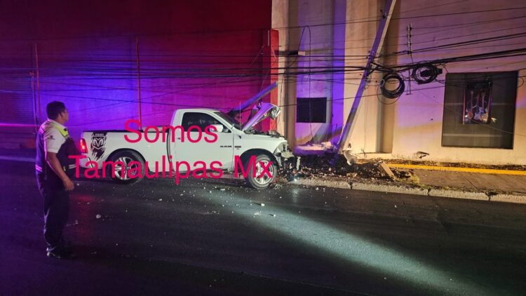En Reynosa: Conductor impacta su camioneta contra poste, abandona la unidad y huye
