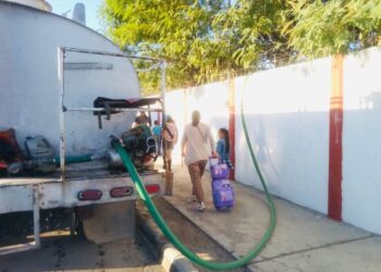 Distribuye COMAPA agua mediante pipas a planteles educativos de Reynosa
