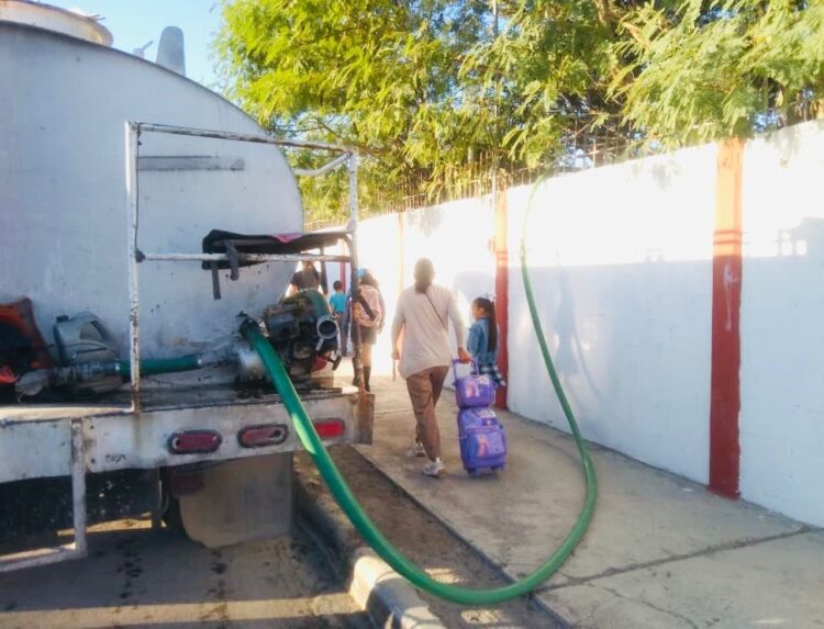 Distribuye COMAPA agua mediante pipas a planteles educativos de Reynosa
