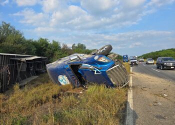 En Padilla: Tráiler vuelca y provoca cierre parcial en Carretera Federal 101; no hay lesionados