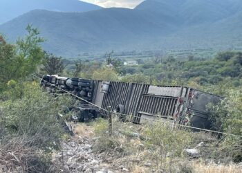En Jaumave:Vulca tractocamión cargado de brócoli; Guardia Estatal Auxilia