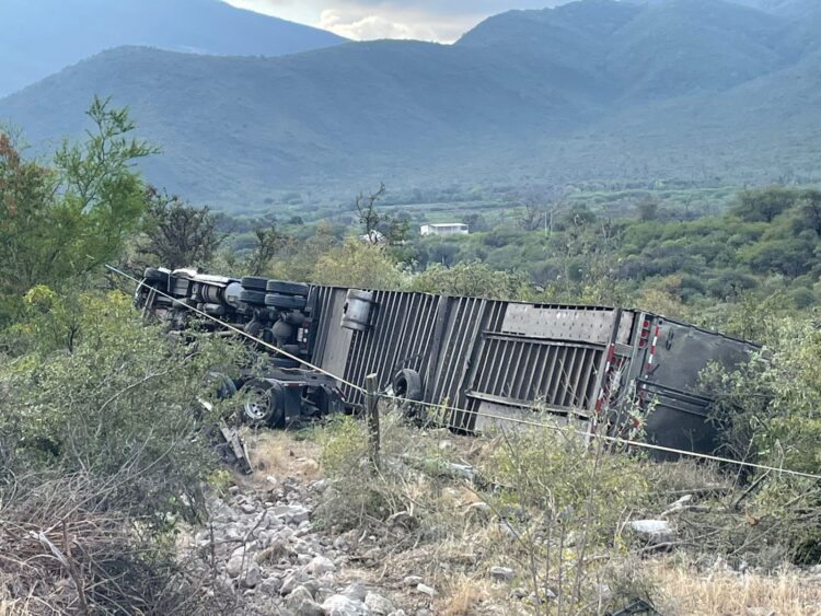 En Jaumave:Vulca tractocamión cargado de brócoli; Guardia Estatal Auxilia
