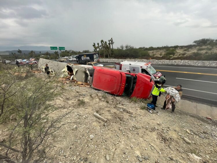 En Jaumave: Tractocamión Vuelca cargado de fresas; Guardia Estatal Auxilia