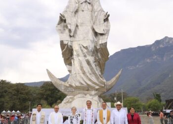 Entregan Américo y María escultura monumental de la Virgen de la Misericordia en El Chorrito