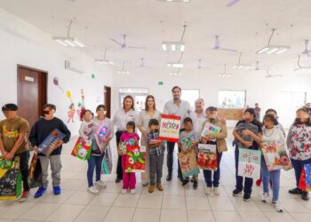 En Reynosa: Festejaron menores migrantes la Navidad con Carlos y Alejandra
