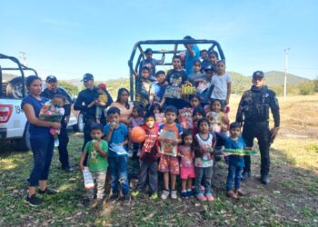 Guardia Estatal entrega juguetes y dulces en comunidades rurales de Llera
