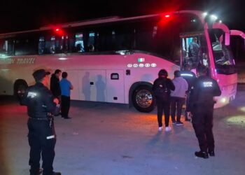 En Hidalgo: Autobús con Veracruzanos se descompone y Guardia Estatal brinda apoyo en la carretera Victoria-Monterrey