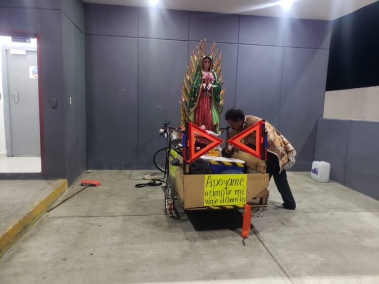 Padilla: Ciclista reynosense descansa en Estación Segura durante peregrinación a El Chorrito