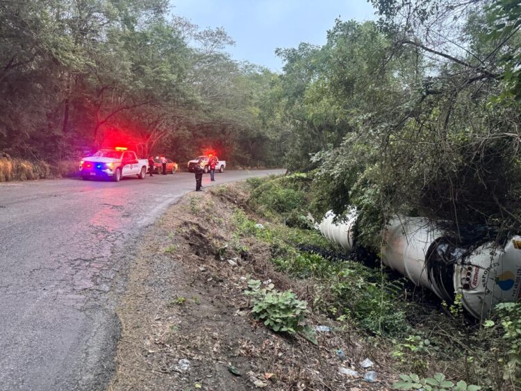 El Mante: Vuelca tráiler y cierran carretera Mante-Ocampo