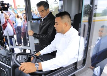 Supervisa gobernador Américo Villarreal unidades del nuevo sistema de transporte público de Tamaulipas