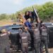 Mujeres vuelcan y quedan atrapadas en vehículo; Guardia Estatal las rescata en Abasolo