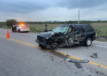 Lesionados tras chocar contra tráiler doble remolque en Carretera Federal 81 en Llera