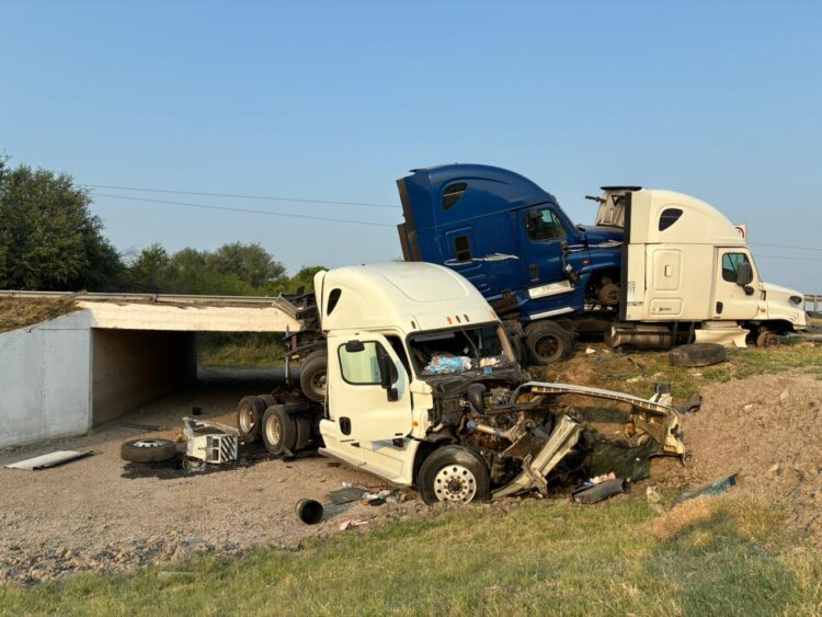 Tres tractocamiones chocan contra muro de contención en la Carretera Federal 83; Guardia Estatal auxilia