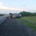 Pipa cargada con combustible choca contra auto y vuelca en Carretera Federal 83 en Llera