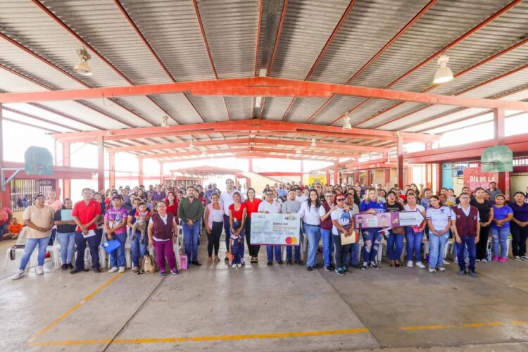 Entregó Carlos Peña Ortiz Becas Rita Cetina en primaria de Jarachina Sur de Reynosa