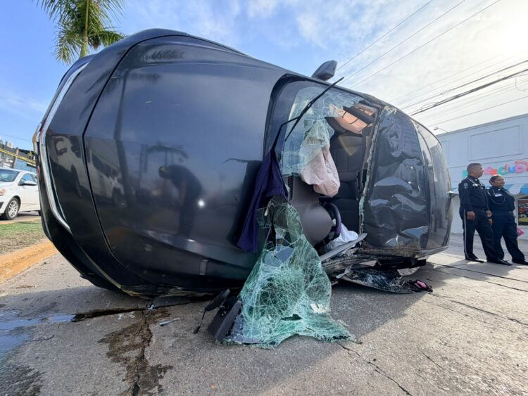 Adultos mayores y jovencita resultan lesionados tras choque con volcadura en Tampico
