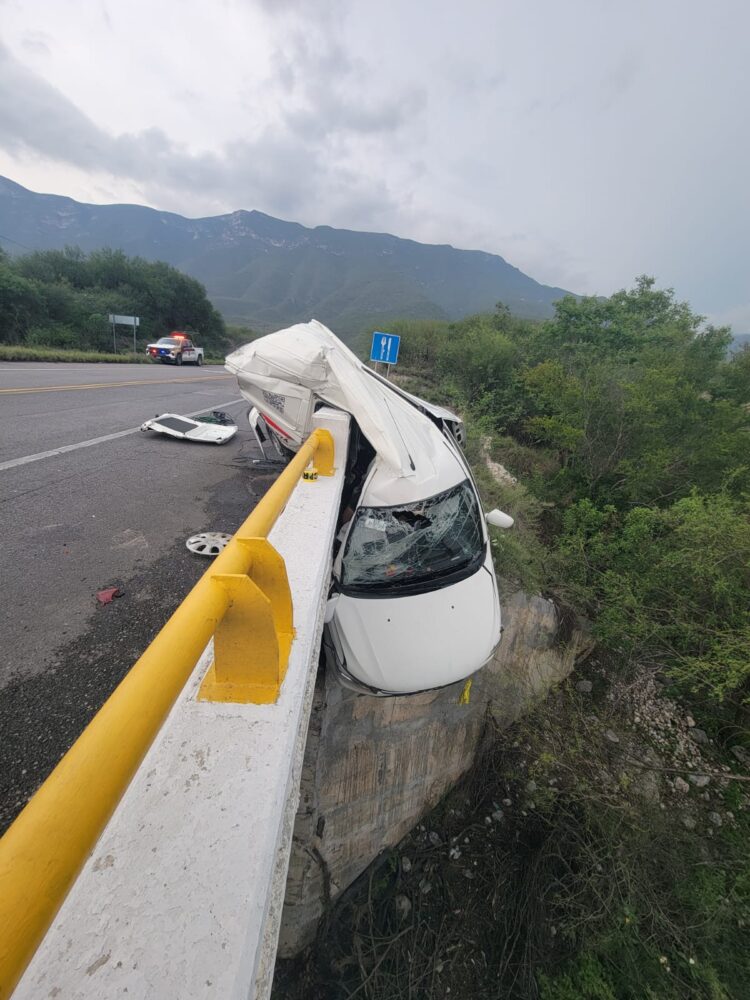 Un muerto y un herido tras perder el control y chocar contra muro de contención; unidad queda colgando en Jaumave