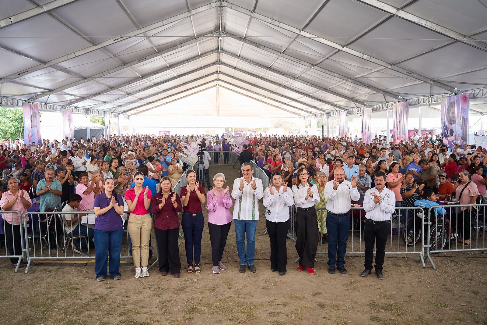 Américo y María celebran a las madres y llevan brigada de servicios a Abasolo
