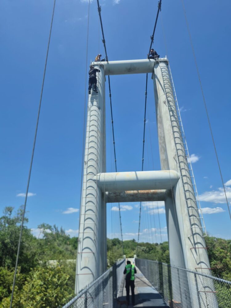Mujer se subió a lo más alto del Puente La Presa para “apreciar la vista” en Xicoténcatl pero fue sorprendida y Guardia Estatal la rescata