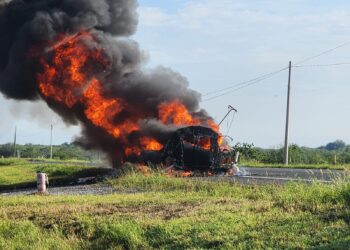Se incendia tractocamión en Carretera Victoria-Zaragoza: Guardia Estatal auxilia