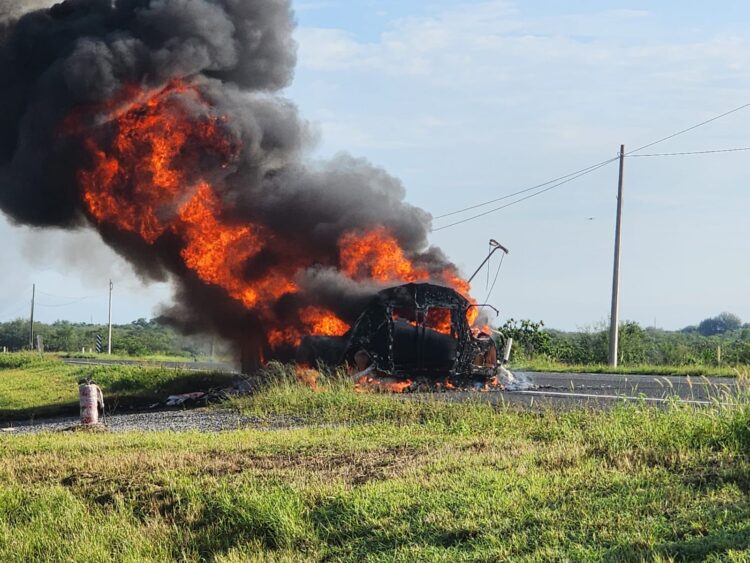 Se incendia tractocamión en Carretera Victoria-Zaragoza: Guardia Estatal auxilia