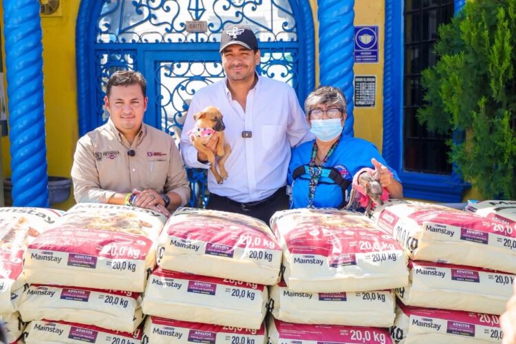 Entregó Carlos Peña Ortiz donativo de más de 3 Toneladas de croquetas