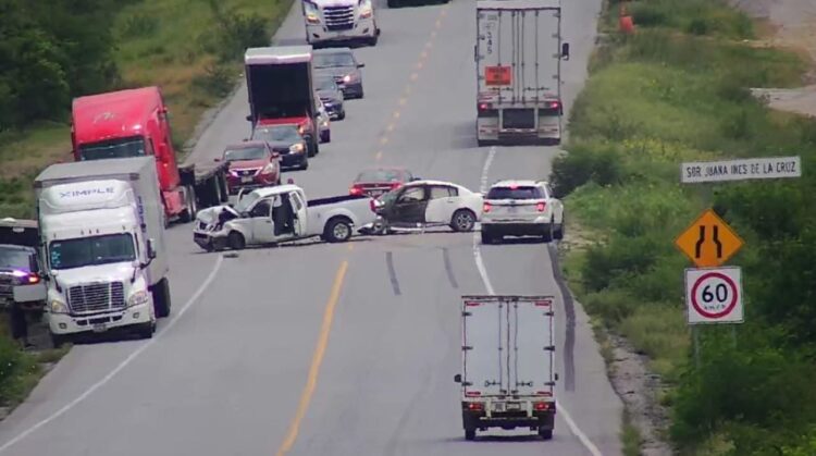 Fuerte choque provoca cierre de circulación en la Carretera Victoria – Matamoros