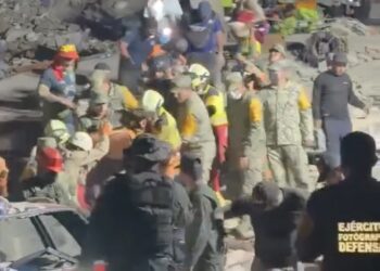 Niño de 11 años es rescatado de entre los escombros por Ejército Mexicano tras el temblor en Venezuela